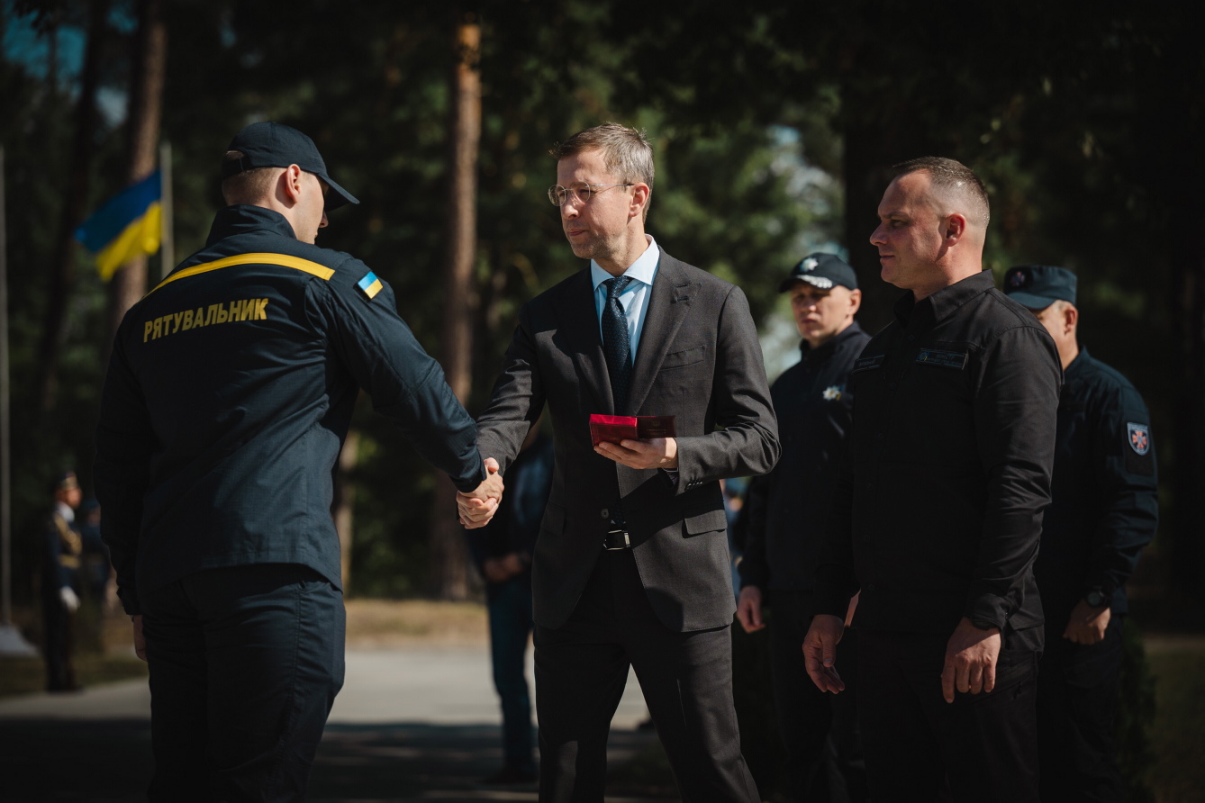 Вручаючи нагороди, Сергій Корецький дякував працівникам ДСНС за мужність і професіоналізм. Фото з Урядового порталу